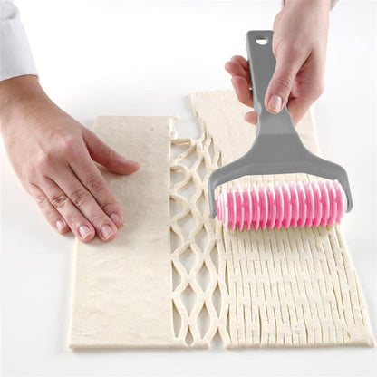 2 Pack Pastry Cutting Wheel, Pastry Wheel Decorator Pie Crust Pastry Wheel and Cutter for Cutting Pastry, Rolled Pastry Pie Crimper, Baking & Cooking Tool for Apple Pie Crust or Ravioli Pasta