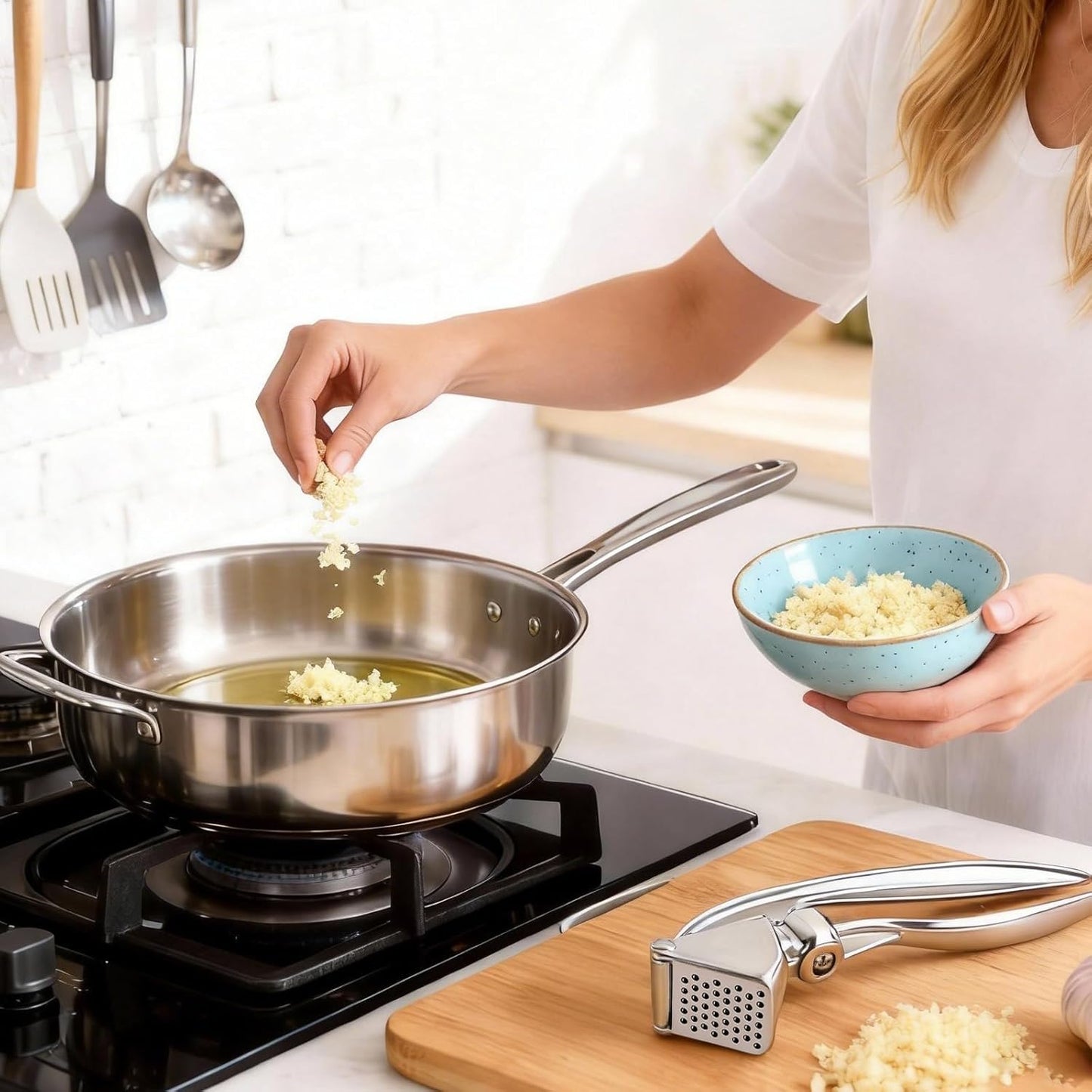 Premium Zinc Alloy Garlic Press, Heavy Duty Rust-Proof Garlic Crusher Mincer with Ergonomic Handle, Dishwasher Safe Easy Squeeze & Clean Kitchen Tool - Silver