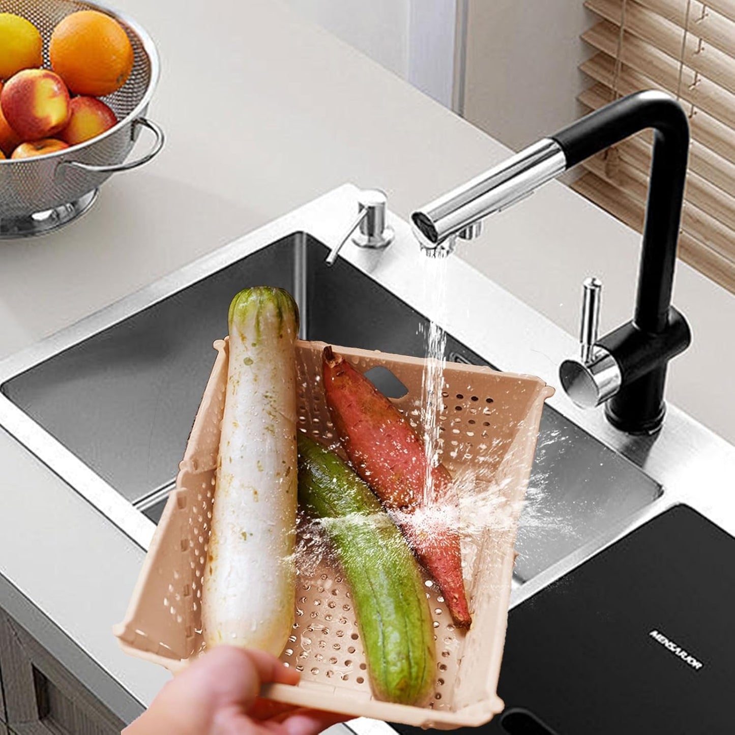 Plastic Collapsible Strainers and Colanders, Foldable Food Strainer for Kitchen, Space-Saving Folding Drain Basket Bowl for Pasta Fruit Vegetables Drainage Storage Dishwasher (Apricot)