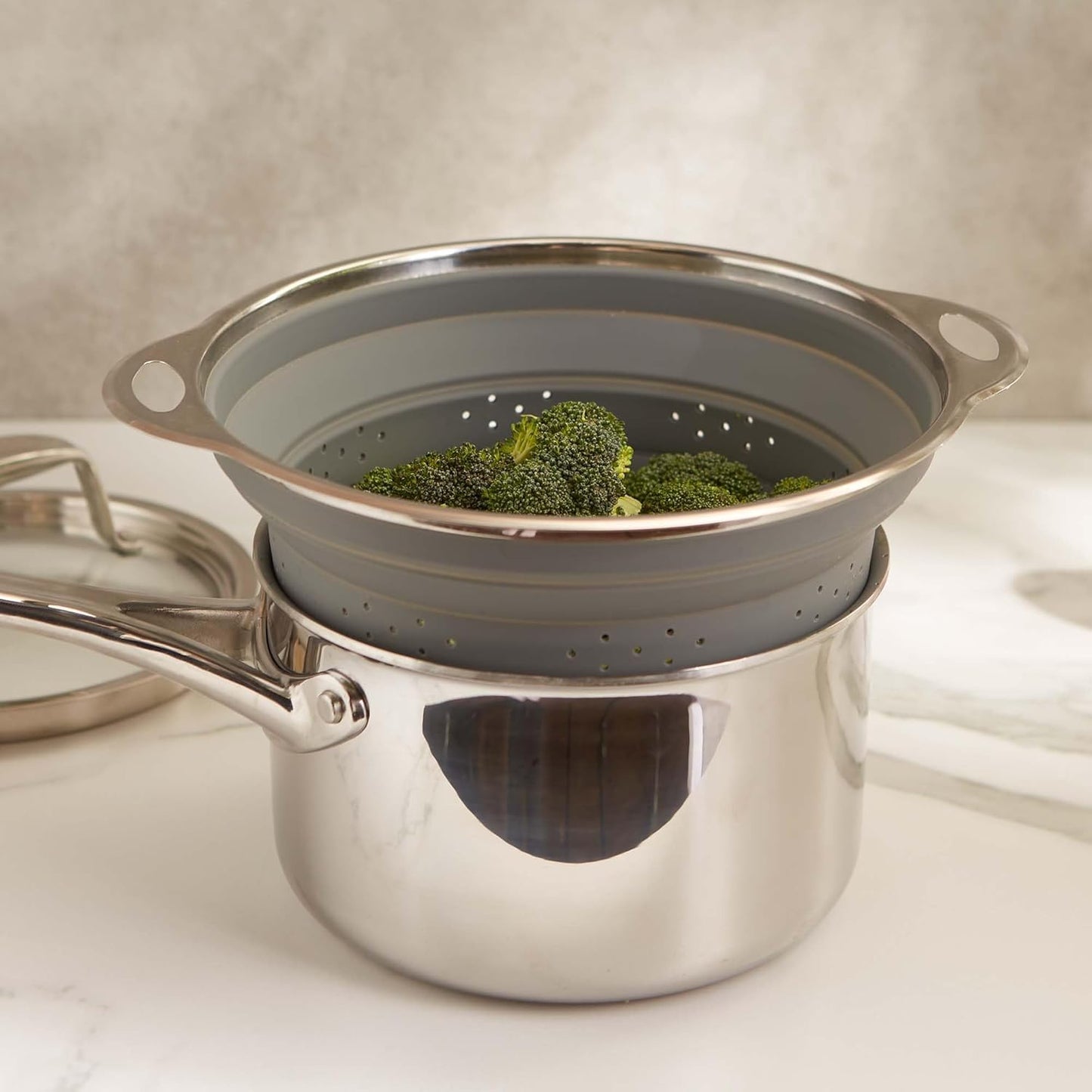 Collapsible Silicone & Stainless Steel Colander, Multipurpose Kitchen Steamer Strainer, Heat Safe Up to 445°F (230°C) Collapses Flat for Compact Storage, 9.5-Inches Diameter