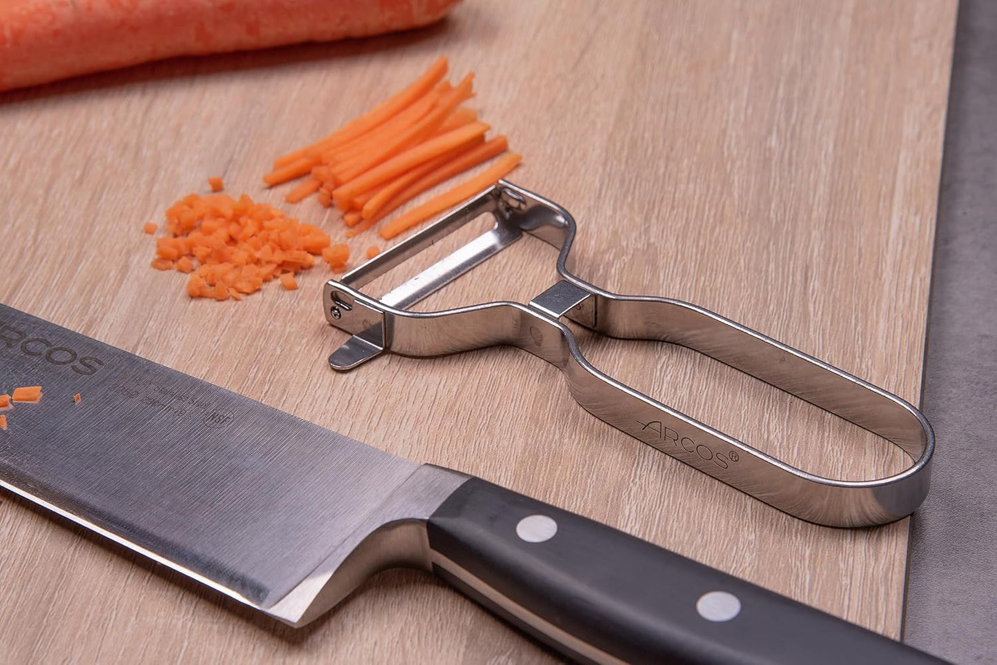 ARCOS Professional Chrome-Plated Peeler for Fruits and Vegetables. 5.5 Inch Stainless Steel Kitchen Tool for Precise Cutting. Chef's Gadget with Ergonomic Design. Silver Color