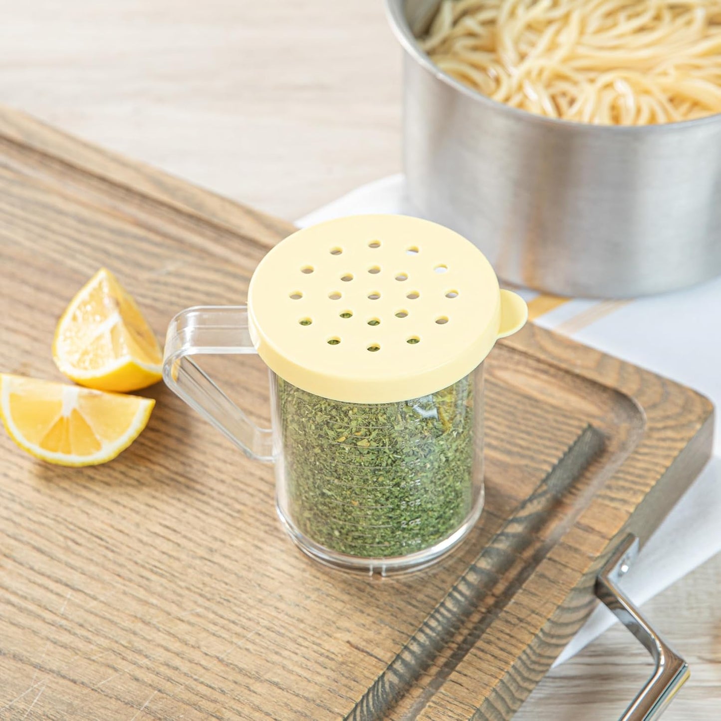 Restaurantware Spice Shaker 1 Count Plastic Shaker, Durable Seasoning Dredge with Yellow Coarse Lid, Clear Shaker for Commercial Kitchens, Pizzerias, and Bakeries