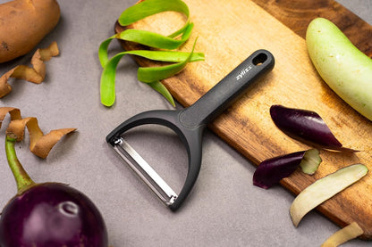 Zyliss Swivel Peeler – Ultra-Sharp Stainless Steel Blade for Potatoes, Carrots & Soft Fruits – Ergonomic Wheatstraw Grip – Built-in Eye Cutter & Safety Cover – Dishwasher Safe – Vegetable Peeler