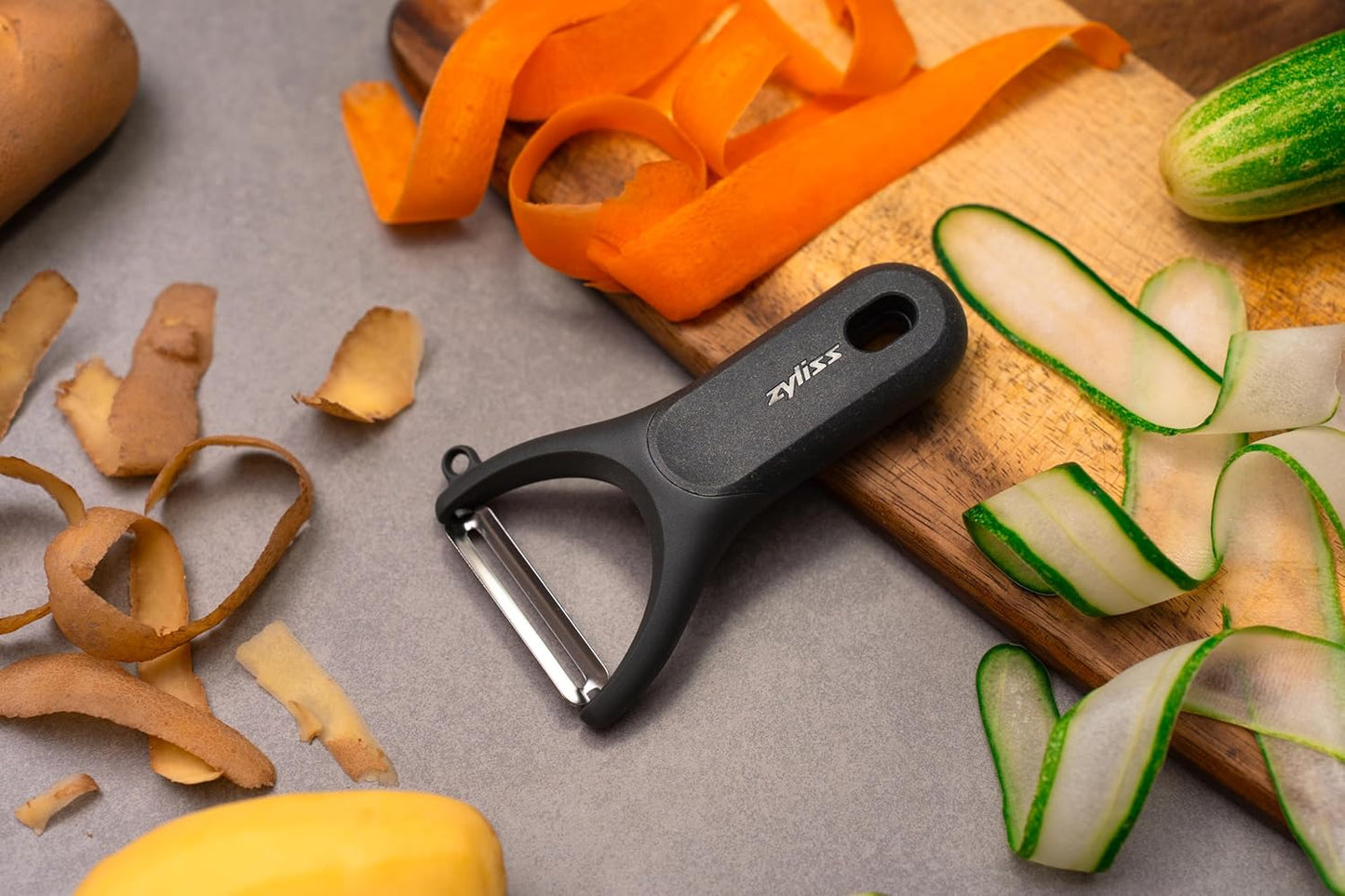 Zyliss Swivel Peeler – Ultra-Sharp Stainless Steel Blade for Potatoes, Carrots & Soft Fruits – Ergonomic Wheatstraw Grip – Built-in Eye Cutter & Safety Cover – Dishwasher Safe – Vegetable Peeler