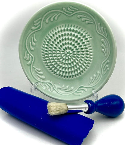 BonCera, All-in-one Premium Ceramic Garlic Grater Plate 4-Piece Set - Turquoise Floral Edge Design - For Garlic, Ginger, Chocolate, and more! - Comes with 5" Plate, Garlic Peeler, Brush, and Stand