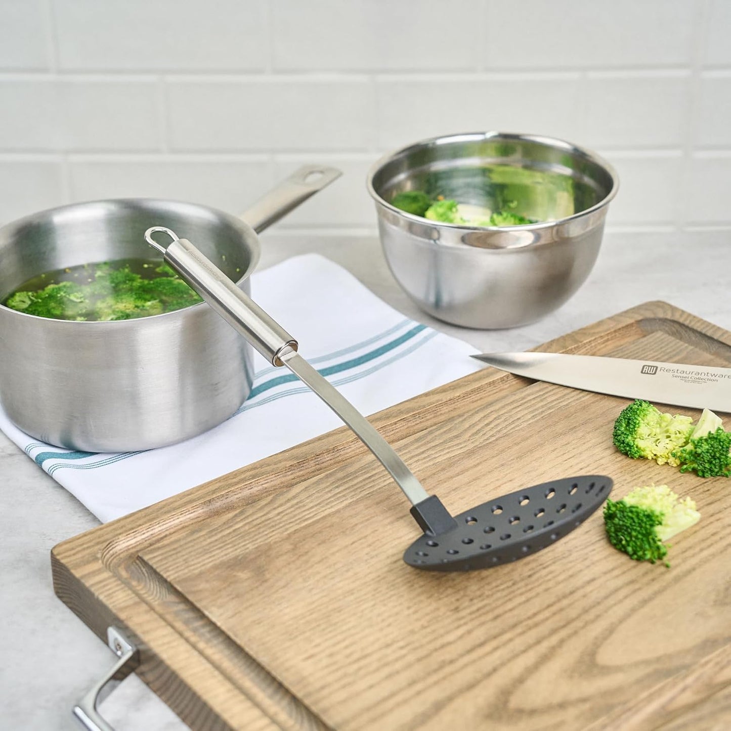 Restaurantware Stainless Steel Skimmer Spoon - German Standard Spoon Spider Strainer, Ergonomic Handle, Dishwasher Safe, Heat Resistant - Slotted Skimmer Colander for Cooking, Frying