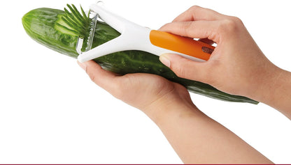 Zyliss Swivel Peeler – Ultra-Sharp Stainless Steel Blade for Potatoes, Carrots & Soft Fruits – Ergonomic Wheatstraw Grip – Built-in Eye Cutter & Safety Cover – Dishwasher Safe – Vegetable Peeler