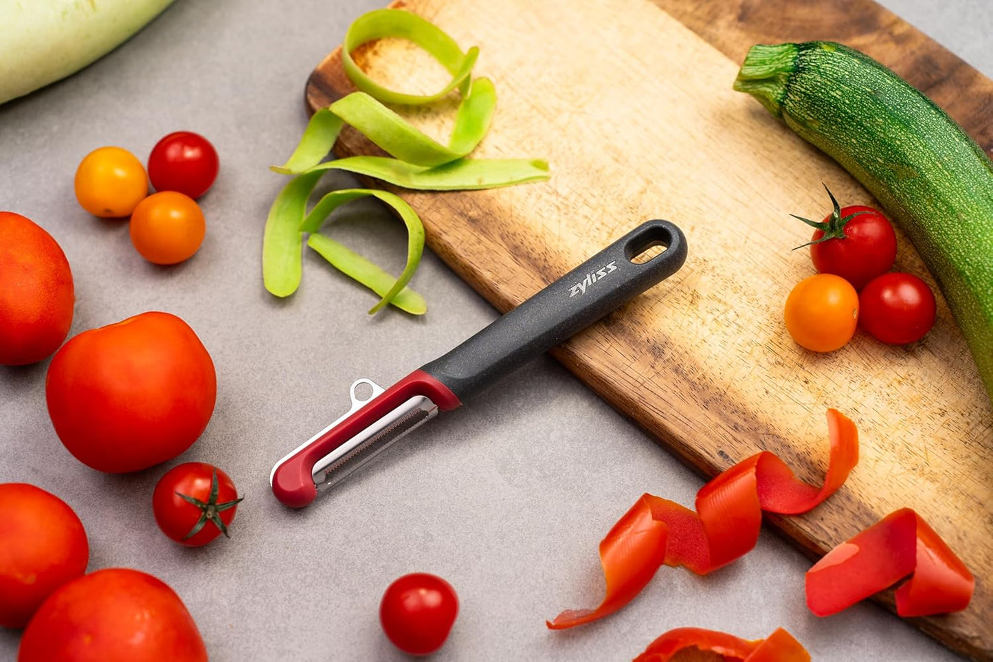 Zyliss Swivel Peeler – Ultra-Sharp Stainless Steel Blade for Potatoes, Carrots & Soft Fruits – Ergonomic Wheatstraw Grip – Built-in Eye Cutter & Safety Cover – Dishwasher Safe – Vegetable Peeler