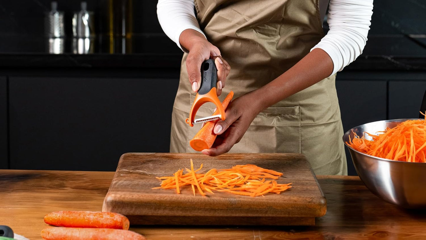 Zyliss Swivel Peeler – Ultra-Sharp Stainless Steel Blade for Potatoes, Carrots & Soft Fruits – Ergonomic Wheatstraw Grip – Built-in Eye Cutter & Safety Cover – Dishwasher Safe – Vegetable Peeler
