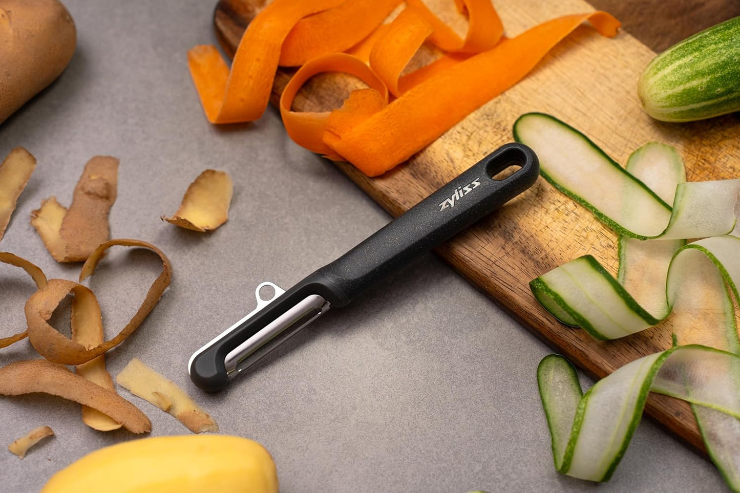 Zyliss Swivel Peeler – Ultra-Sharp Stainless Steel Blade for Potatoes, Carrots & Soft Fruits – Ergonomic Wheatstraw Grip – Built-in Eye Cutter & Safety Cover – Dishwasher Safe – Vegetable Peeler