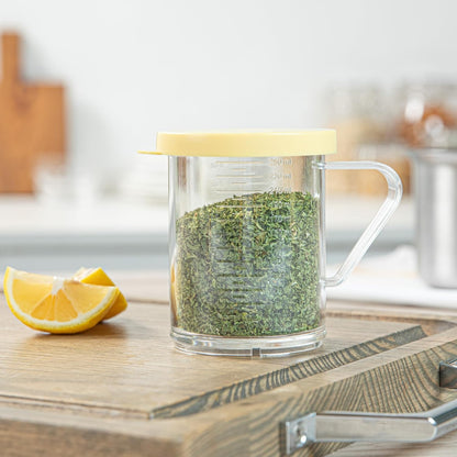 Restaurantware Spice Shaker 1 Count Plastic Shaker, Durable Seasoning Dredge with Yellow Coarse Lid, Clear Shaker for Commercial Kitchens, Pizzerias, and Bakeries