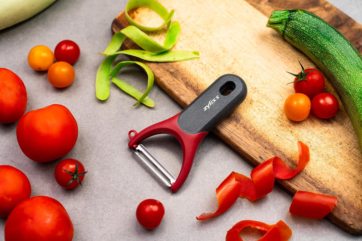 Zyliss Swivel Peeler – Ultra-Sharp Stainless Steel Blade for Potatoes, Carrots & Soft Fruits – Ergonomic Wheatstraw Grip – Built-in Eye Cutter & Safety Cover – Dishwasher Safe – Vegetable Peeler