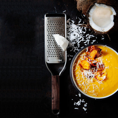 Microplane Kitchen Grater Coconut, Nuts and Horseradish Grater for Cheese, Carrot, Ginger, Coconut, Nuts and Horseradish from the Master Collection in Walnut Wood and Stainless Steel