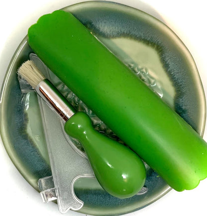 BonCera, All-in-one Premium Ceramic Garlic Grater Plate 4-Piece Set - Green Mountain Glazed Design - For Garlic, Ginger, Chocolate, and more! - Comes with 5.25" Plate, Peeler, Brush, and Stand