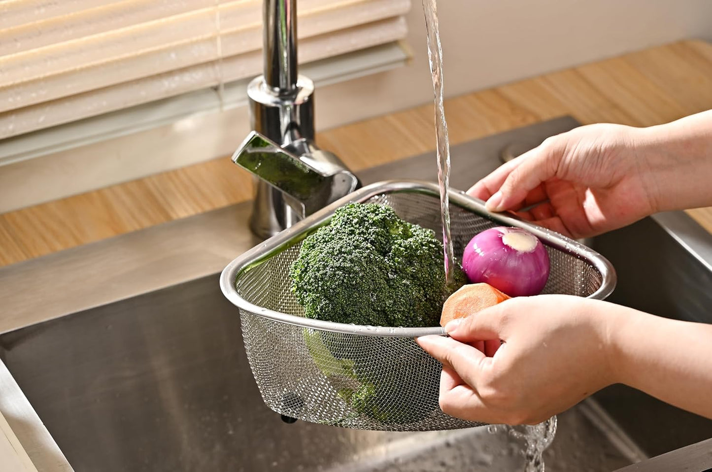 Fox Run Large Stainless Steel Colander, 5 Quart Pasta Strainer With Handles, 11” x 13.5” x 5”