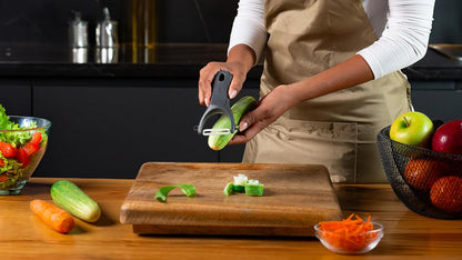 Zyliss Swivel Peeler – Ultra-Sharp Stainless Steel Blade for Potatoes, Carrots & Soft Fruits – Ergonomic Wheatstraw Grip – Built-in Eye Cutter & Safety Cover – Dishwasher Safe – Vegetable Peeler