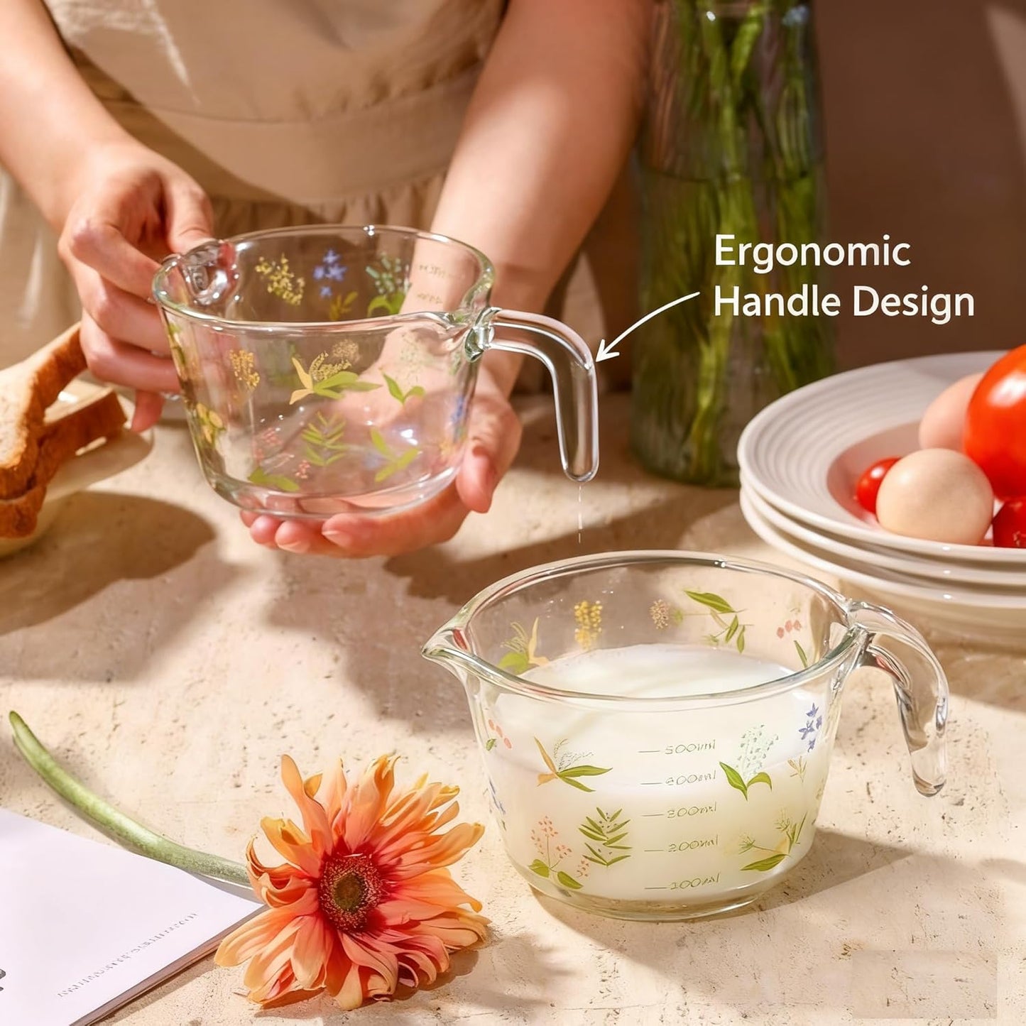 Glass Measuring Cup with Handle & Pour Spout, 500ml Glass Decorative Measuring Beaker Cup with Precise Markings, Floral Print Measuring Cup for Baking, Cooking, Mixing (Microwave & Dishwasher Safe)