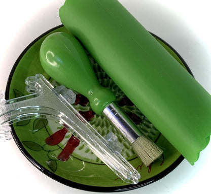 BonCera, All-in-one Premium Ceramic Garlic Grater Plate 4-Piece Set - Green Chili Design, Classic Style - For Garlic, Ginger, Chocolate, and more! - Comes with 5.25" Plate, Peeler, Brush, and Stand