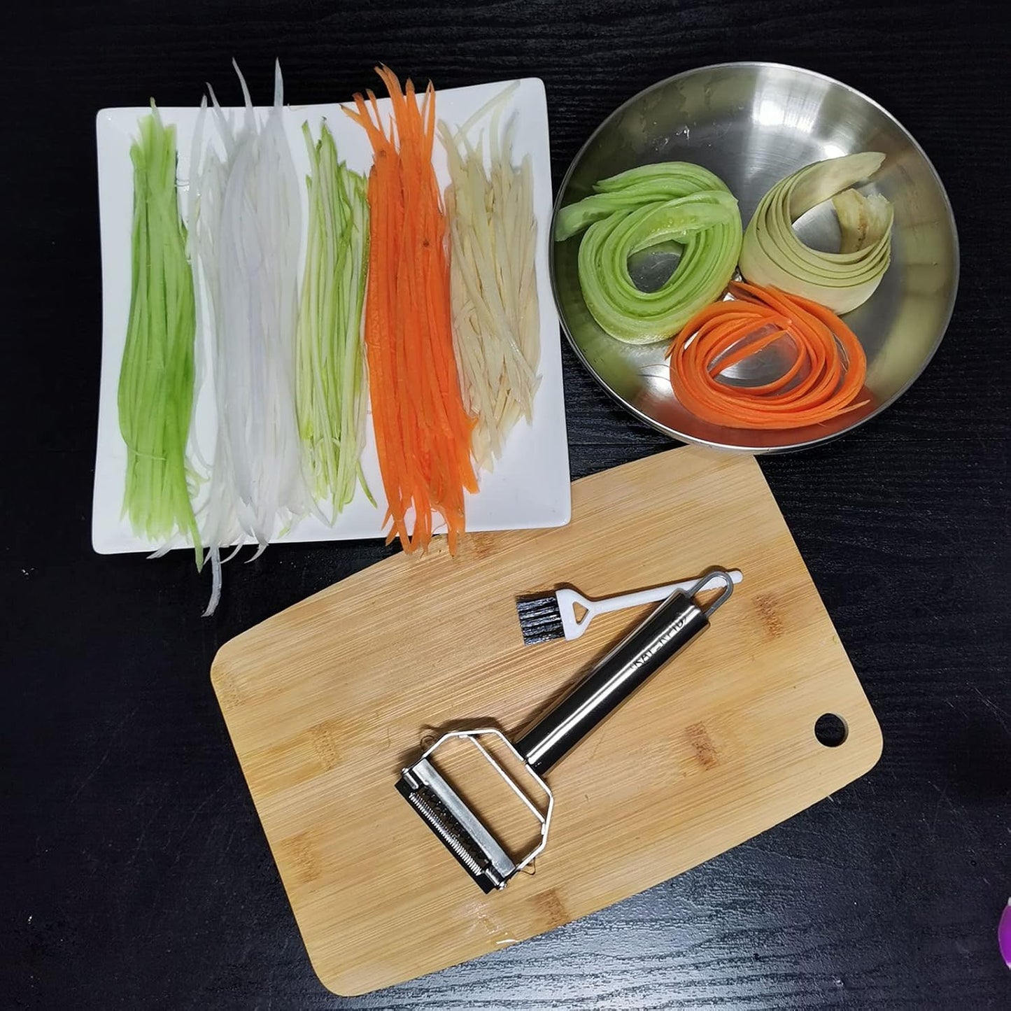 Ultra Sharp Vegetable Peeler，Stainless Steel 2 in 1 Julienne Vegetable Peeler Perfect for Carrot Potato Cucumber Gadget Vegetable Fruit (Silver)