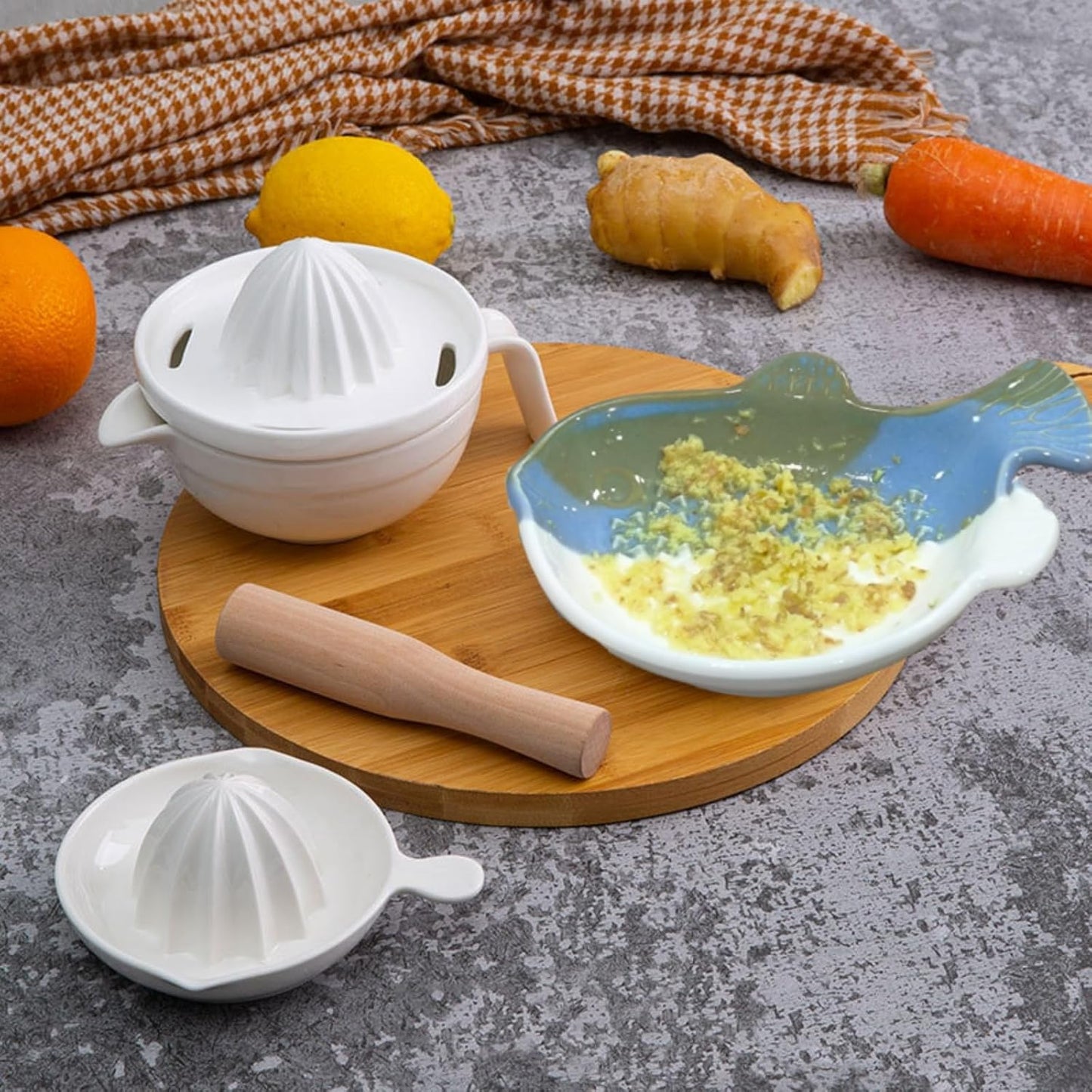 1PCS Ceramic Fish-Shaped Ginger Grater Plate with Cleaning Brush for Kitchen Gadget Ginger Garlic Spices (4.8"x3.5")
