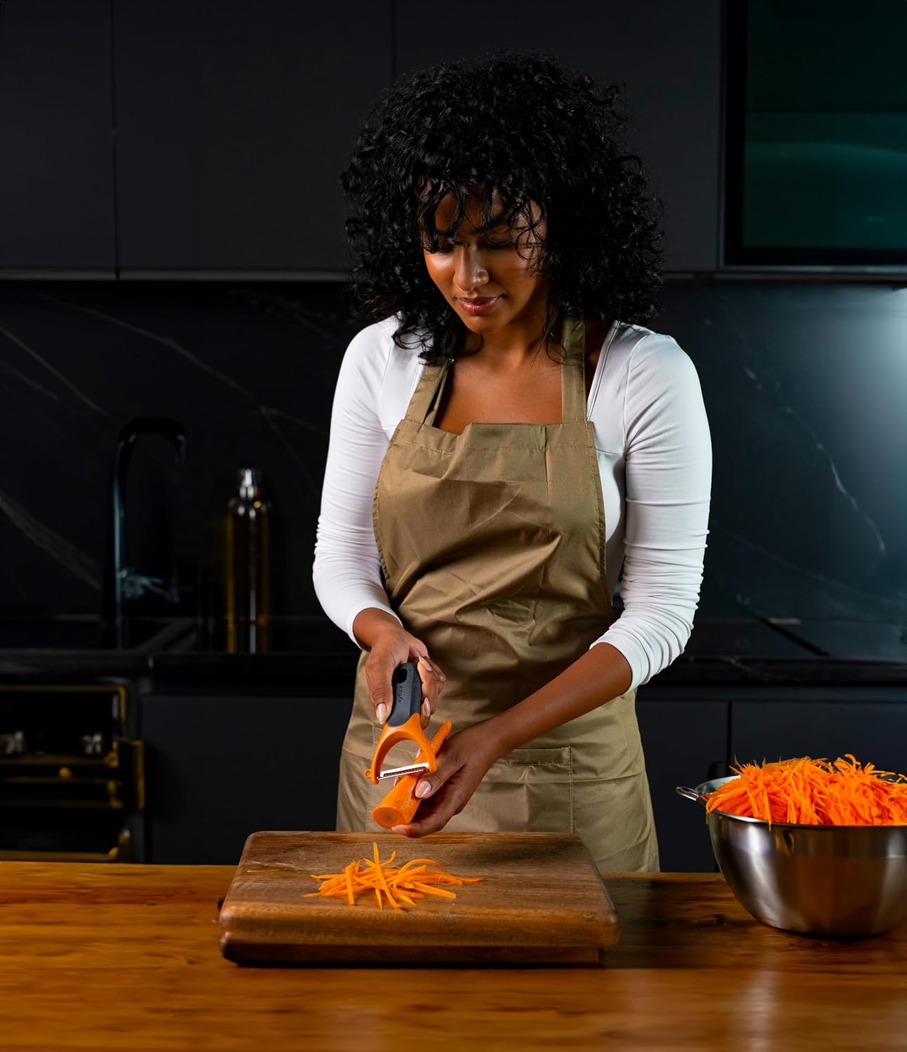 Zyliss Swivel Peeler – Ultra-Sharp Stainless Steel Blade for Potatoes, Carrots & Soft Fruits – Ergonomic Wheatstraw Grip – Built-in Eye Cutter & Safety Cover – Dishwasher Safe – Vegetable Peeler