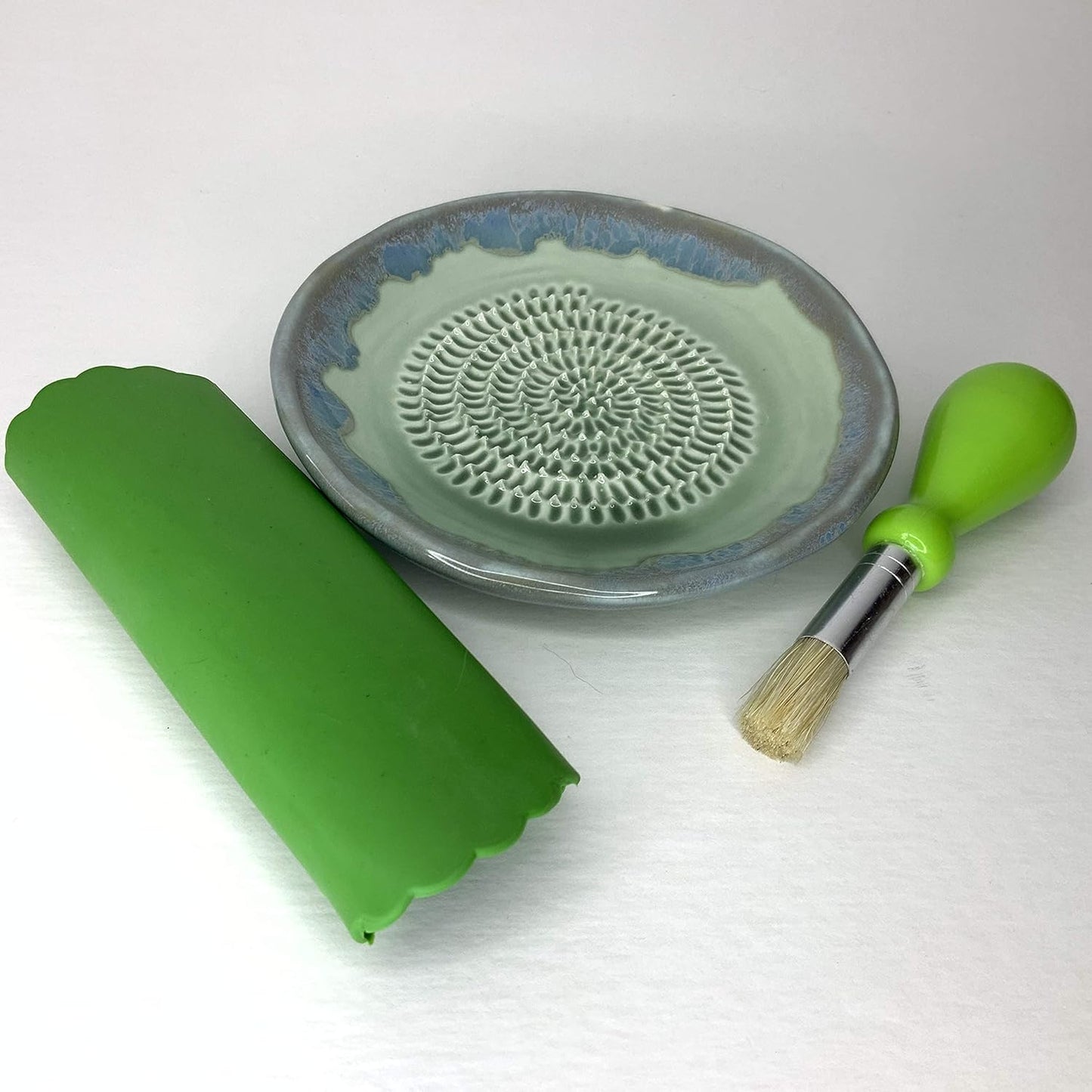 BonCera, All-in-one Premium Ceramic Garlic Grater Plate 4-Piece Set - Green Mountain Glazed Design - For Garlic, Ginger, Chocolate, and more! - Comes with 5.25" Plate, Peeler, Brush, and Stand