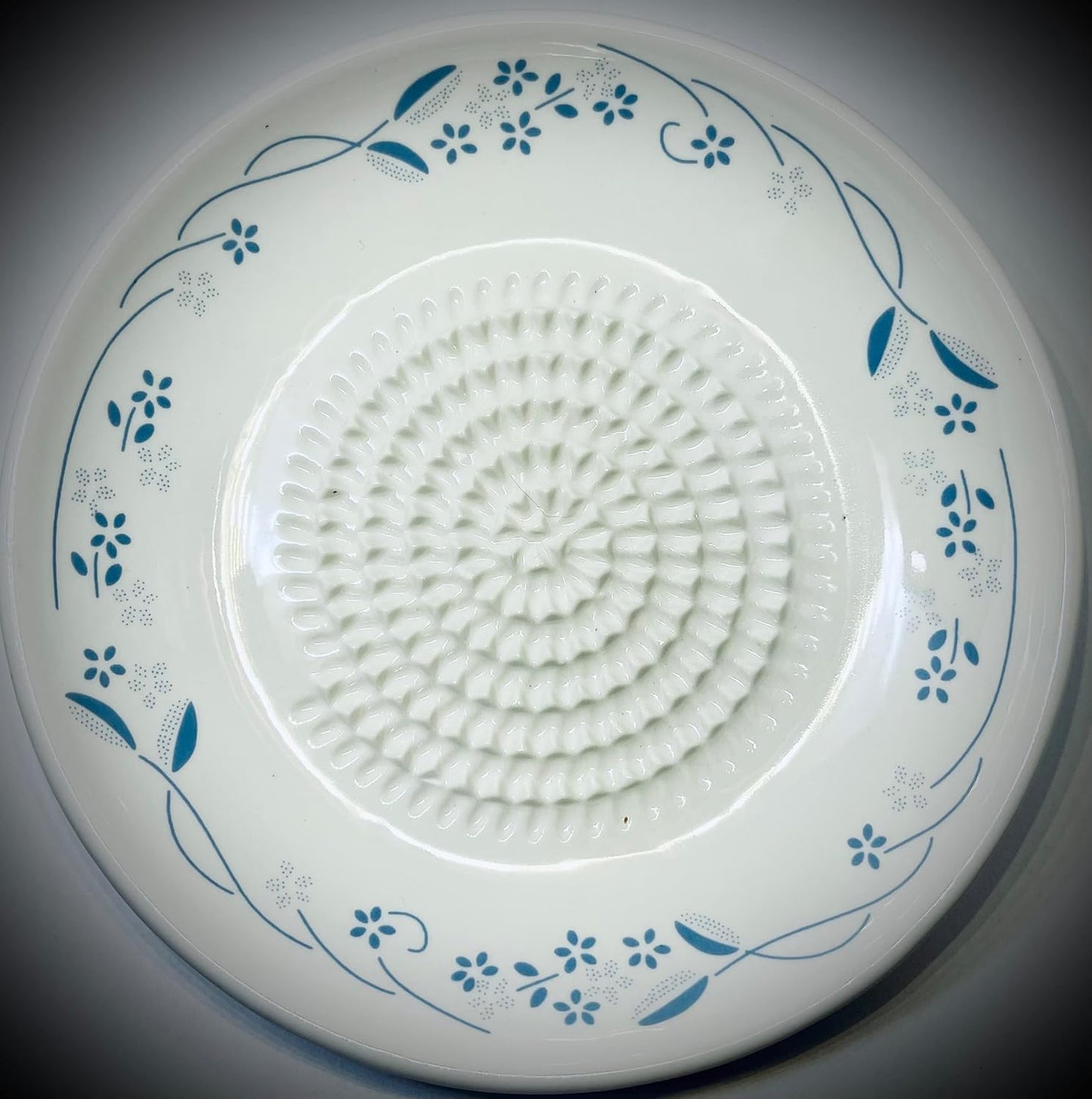 BonCera, All-in-one Premium Ceramic Garlic Grater Plate 4-Piece Set - Classic Flower Line on White Design - For Garlic, Ginger, Chocolate, and more! - Comes with 5.25" Plate, Peeler, Brush, and Stand
