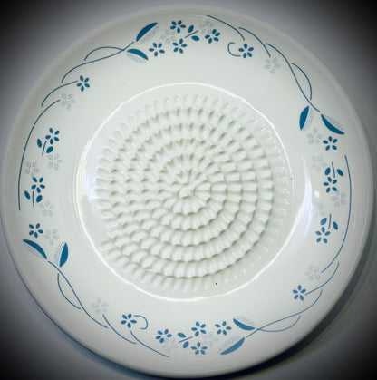 BonCera, All-in-one Premium Ceramic Garlic Grater Plate 4-Piece Set - Classic Flower Line on White Design - For Garlic, Ginger, Chocolate, and more! - Comes with 5.25" Plate, Peeler, Brush, and Stand