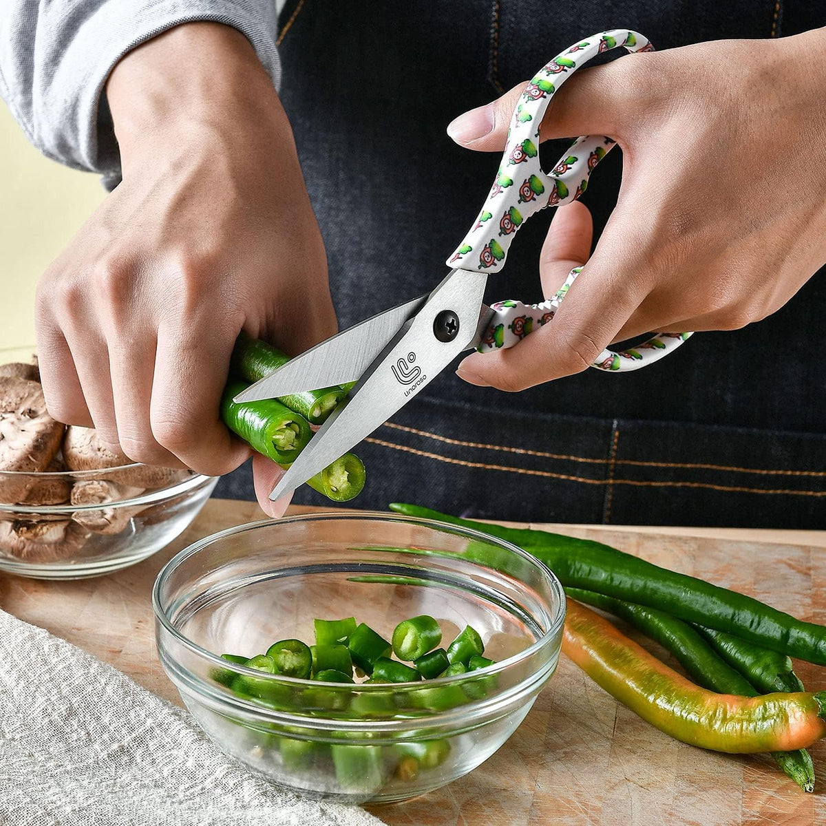 Kitchen Scissors Heavy Duty Kitchen Shears with Magnetic Holder Made with Japanese Steel 4034, Multipurpose Ultra Sharp Cooking Scissors for Meat/Vegetables/BBQ/Herbs/Pizza (Graphic,Cow)