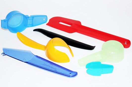7 Piece Lot of Kitchen Gadgets Spatula, Strawberry Huller, Egg Scoop, Sifter