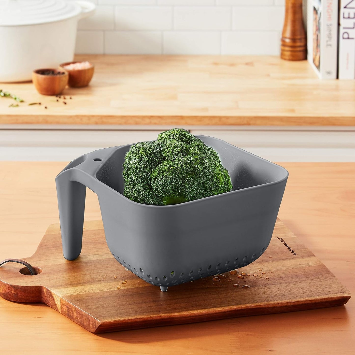 Tovolo Elements Square Colander with Handle Strainer Basket for Pasta Fruit Berries Veggies, Easy to Clean BPA Free Heat Resistant Plastic Colander with Spout 3 Quart Kitchen Strainer, Charcoal Gray
