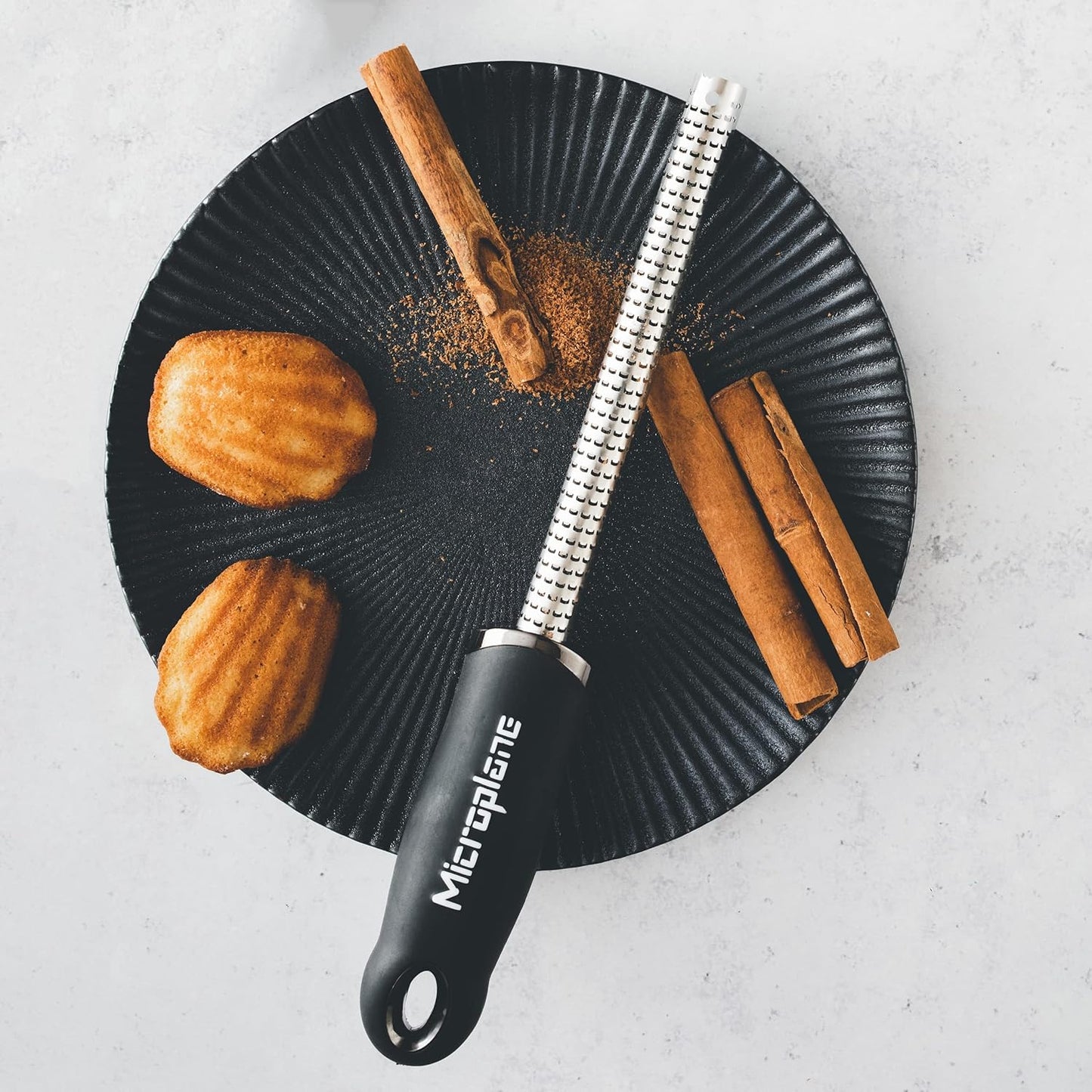 Microplane Specialty Spice Grater – Perfect for Nutmeg & Cinnamon, with Safety Cover (Red)