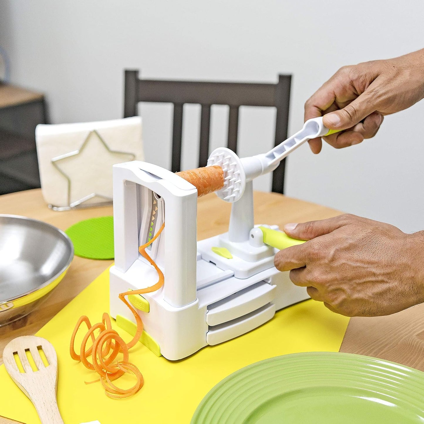 "Southern Homewares 3-Blade Spiral Vegetable Slicer - Zucchini, Spaghetti Noodle Maker for Fruits & Veggies, Tabletop Design"