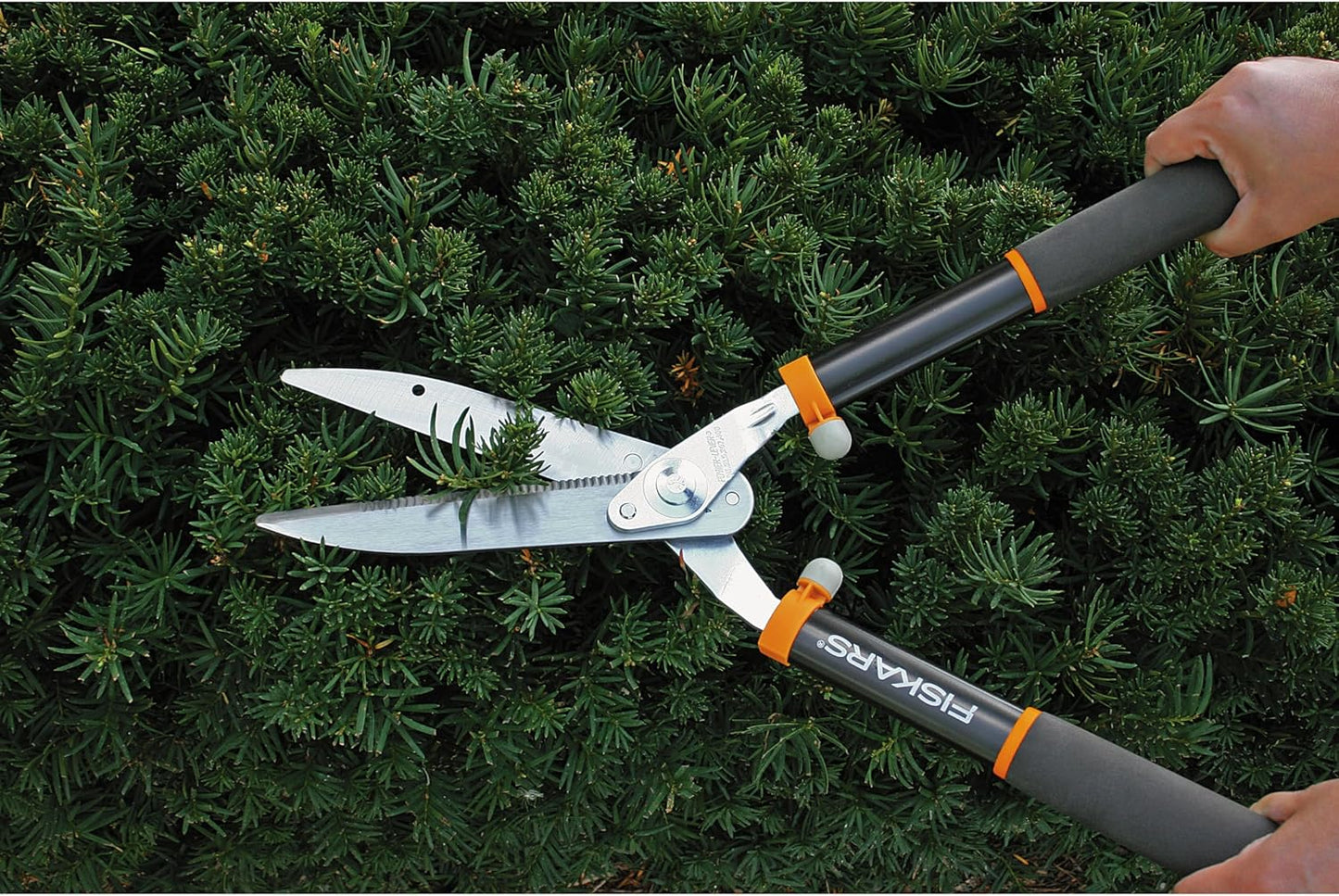 Fiskars Power-Lever Extendable Hedge Shears, Self-Sharpening Serrated Steel Blades for Clean Cuts, Handles Adjust 25"-33" for High Reach, Multiplies Leverage for 2x Power, 10" Blades, Orange/Black
