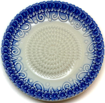 BonCera, All-in-one Premium Ceramic Garlic Grater Plate 4-Piece Set - Blue Embossed White Center Design - For Garlic, Ginger, Chocolate, and more! - Comes with 5.25" Plate, Peeler, Brush, and Stand