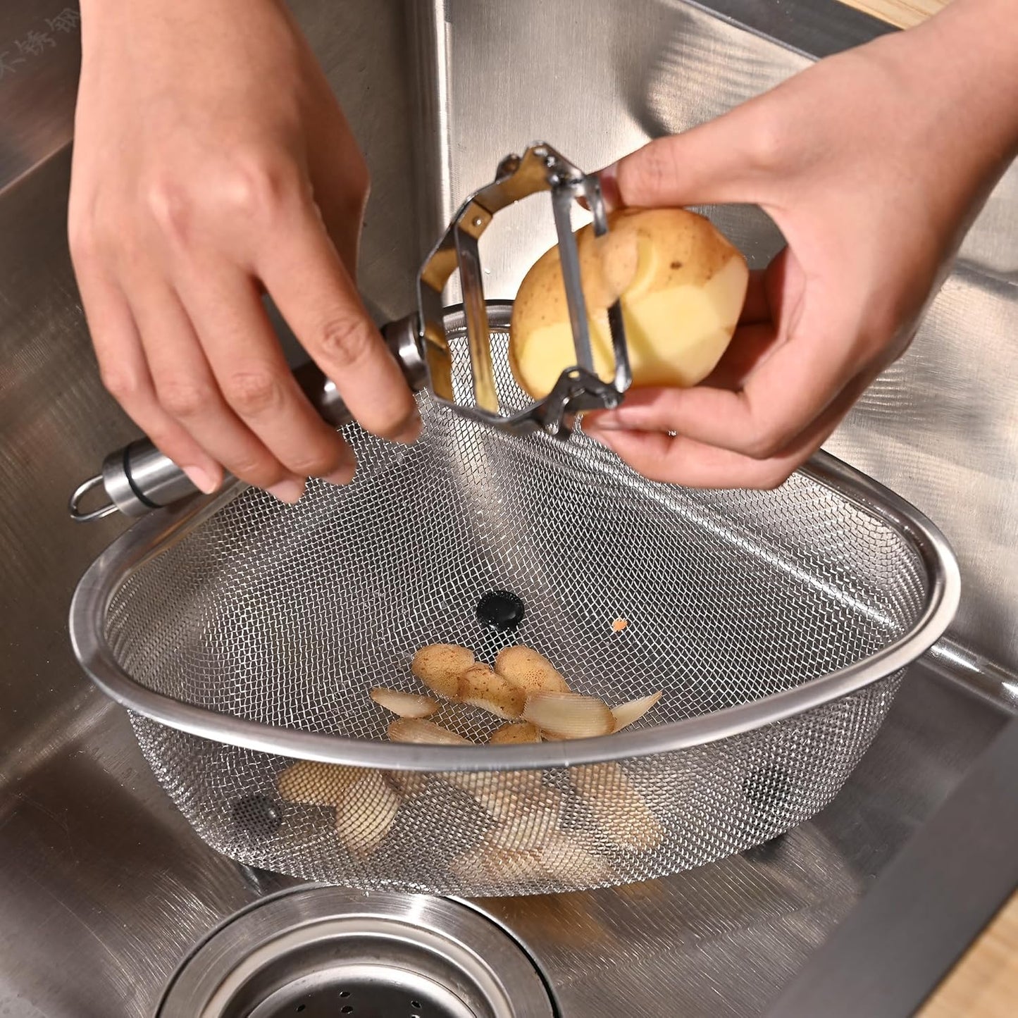 Fox Run Large Stainless Steel Colander, 5 Quart Pasta Strainer With Handles, 11” x 13.5” x 5”