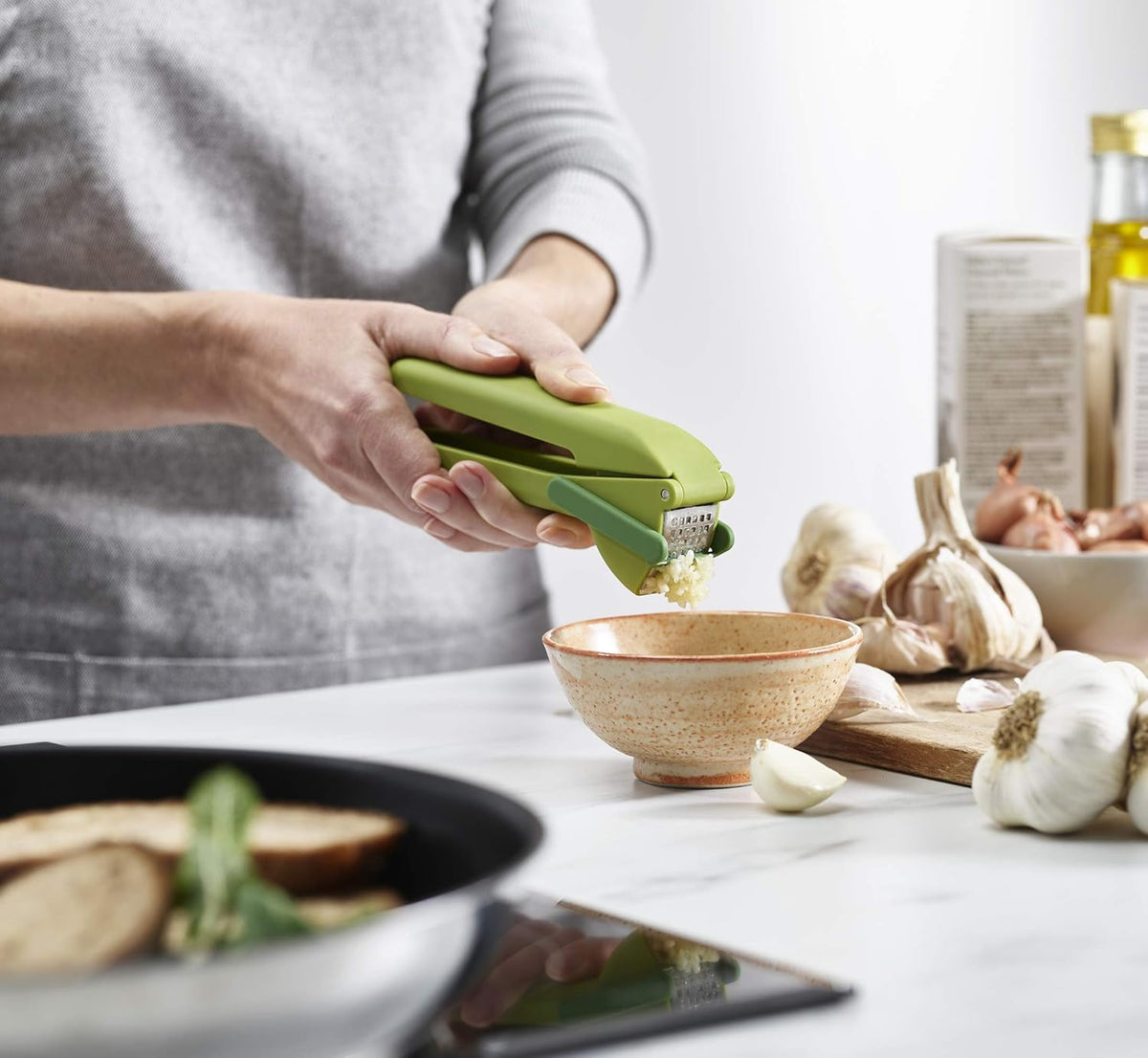 CleanForce Manual Garlic Press and Mincer with Wiper