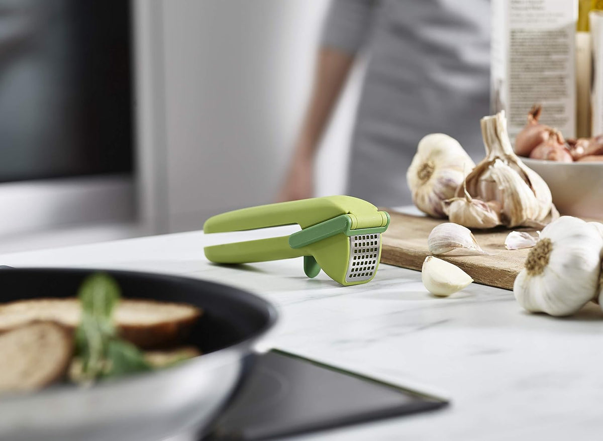 CleanForce Manual Garlic Press and Mincer with Wiper