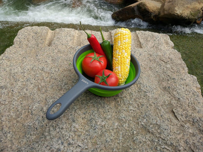 Kitchen Foldable Pasta Strainers,Collapsible Colanders with Handles,Space-Saver Folding Silicone Strainers Colander,Capacity of 2 quart (Green)