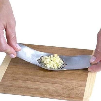 Garlic Press Stainless Steel Garlic Rocker with Silicone Peeler | 304 Stainless Steel Mincer Food Grade Silicone Peeler Garlics , Color Random Peeler