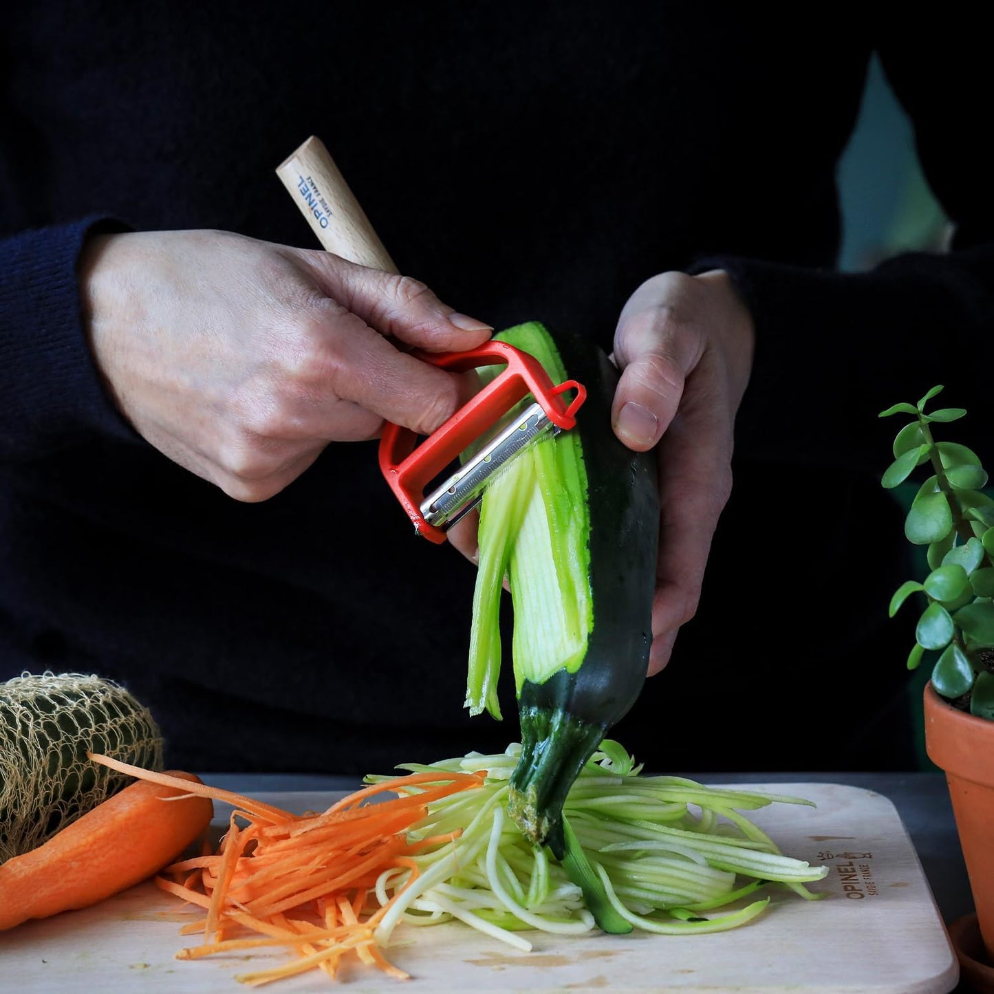 T-DUO Peeler - Beech Wood Handle - Double Stainless Steel Blade - Vegetable Peeler, Preparation of Juliennes - Ideal for Right and Left Handed People - Blue