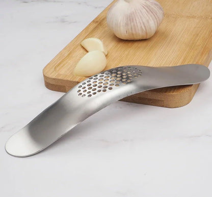 Stainless Steel Garlic Press Rocker, Mincer and Crusher Tool, Silver, Kitchen Gadget