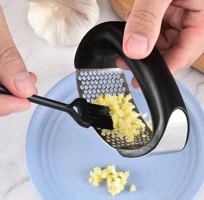 Garlic Press Crusher & Mincer – Heavy Duty Zinc Alloy Garlic Press, Ergonomic Easy Squeeze Handheld Garlic Crusher Tool, Rust Resistant Kitchen Garlic Mincer