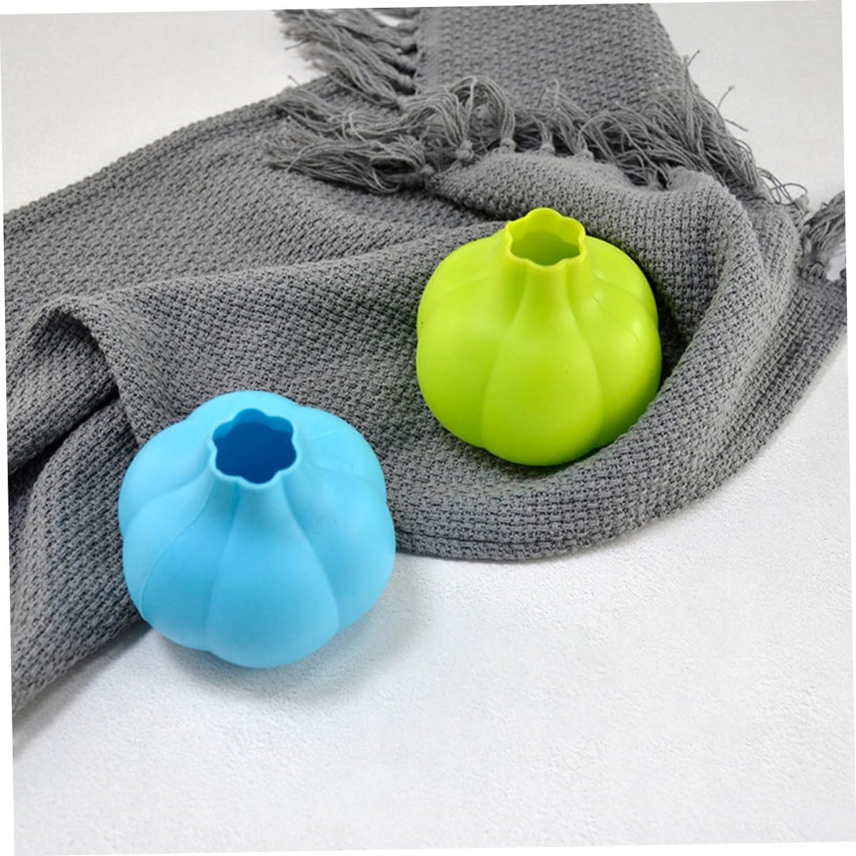 2Pcs Silicone Garlic Peeler Tubes Reusable Kitchen Tool for Easy Garlic Skin Removal Soft Flexible Roller for Quick Peeling and Convenient Cooking Aid Random Color