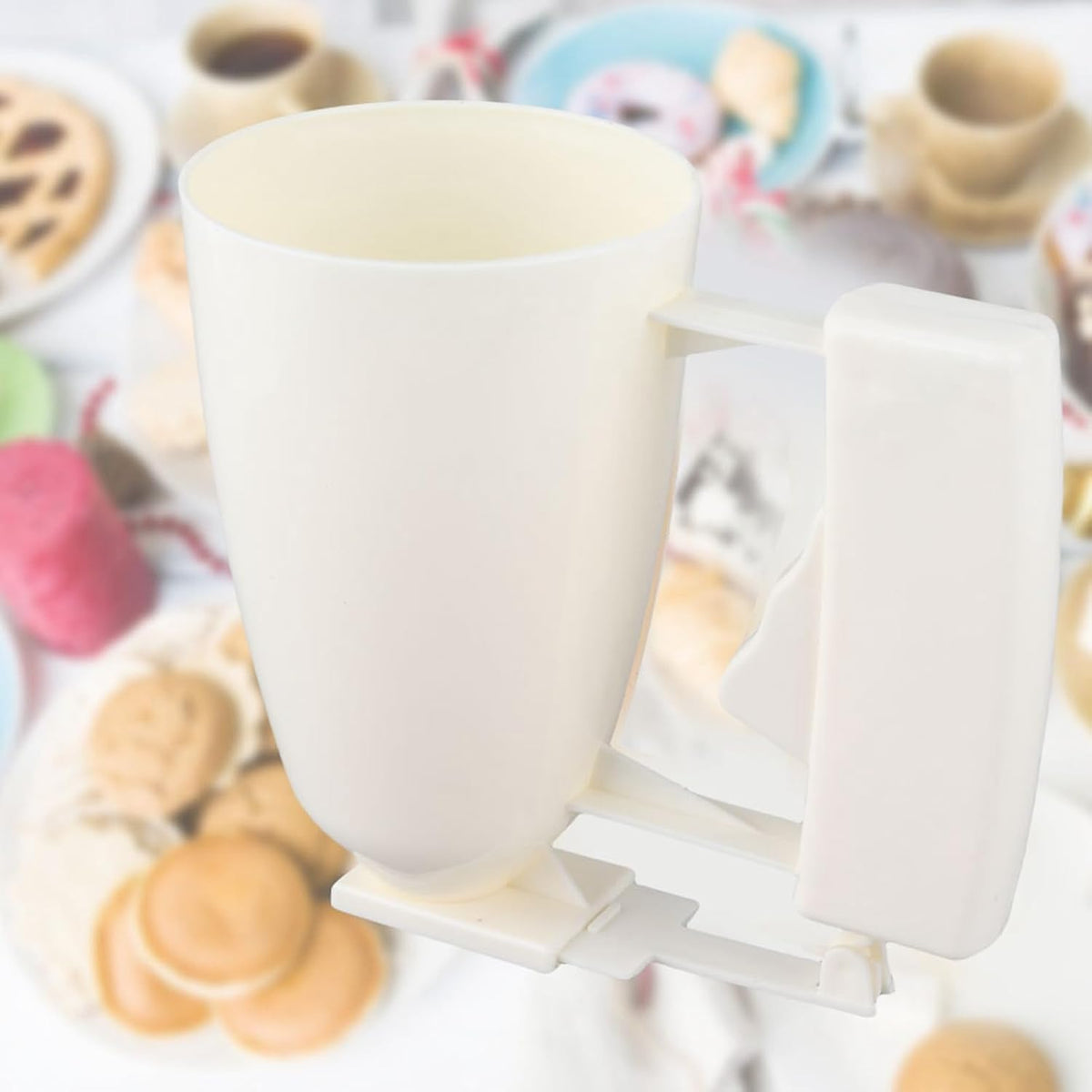 Batter Dispenser Cup, Manual Squeeze Handle Pour Tool with Drip Control for Pancakes Cupcakes Plastic Wide Mouth 9cm x 14.5cm 1 Piece