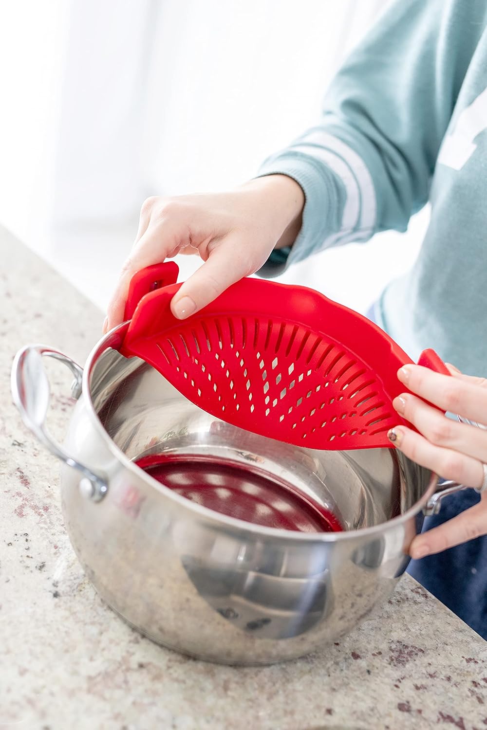 Clip On Pasta Strainer Silicone Universal Fit for all Pots and Bowls Snap On Drainer for Meat, Vegetables, Fruit Colander for Kitchen Easily Drain Food Space Saving