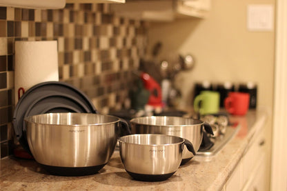 18/10 Stainless Steel Mixing Bowl Set with Lids, Black | Non-Slip Silicone Base, Ergonomic Handles, Pour Spouts, Interior Measurement Marks, Nesting Design, Dishwasher Safe