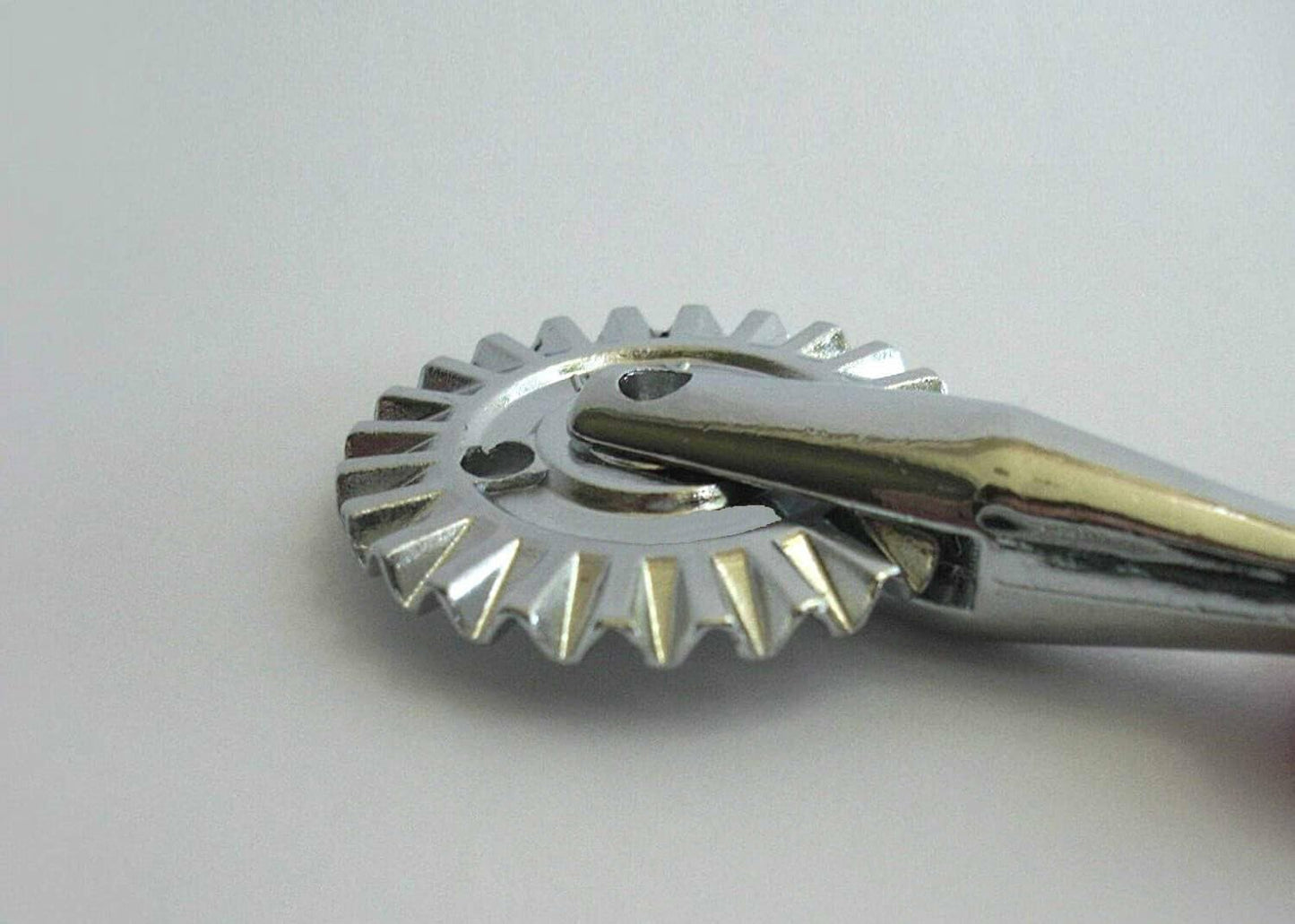 1.6" Pastry Wheel - Dough Stamp Cutter/Crimper, Pasta/Ravioli/Pie Maker, 4cm Stainless Steel Wheel Wooden Handle