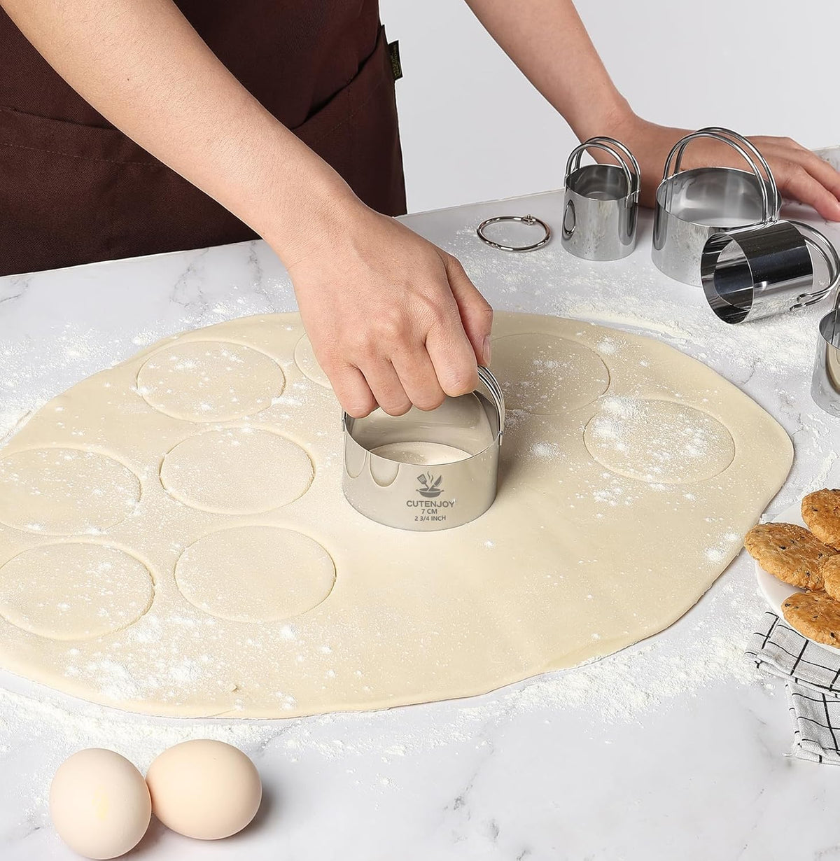 Cookie Cutters, 5 Pieces Round Biscuit Cutter Set with Handle | Dishwasher-Safe, Comfortable Grip, Professional Baking Dough Cutter Tools for Thick Dough, Biscuits & Fondant