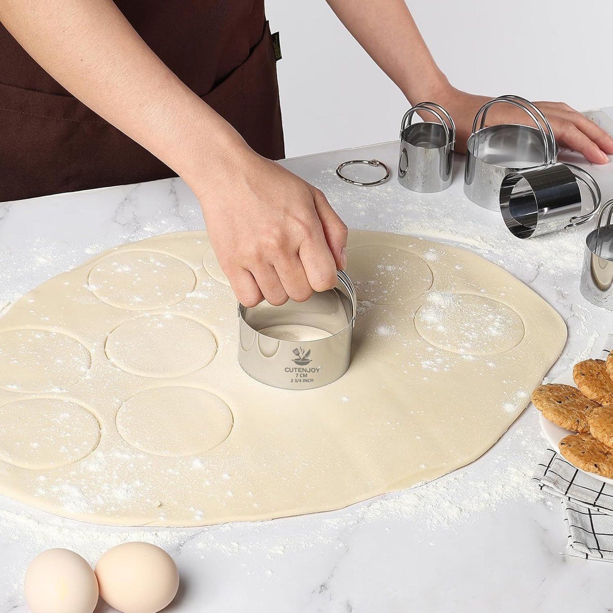 Cookie Cutters, 5 Pieces Round Biscuit Cutter Set with Handle | Dishwasher-Safe, Comfortable Grip, Professional Baking Dough Cutter Tools for Thick Dough, Biscuits & Fondant